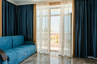 Гостиница Невский Дивноморское Семейный номер с видом на море-5